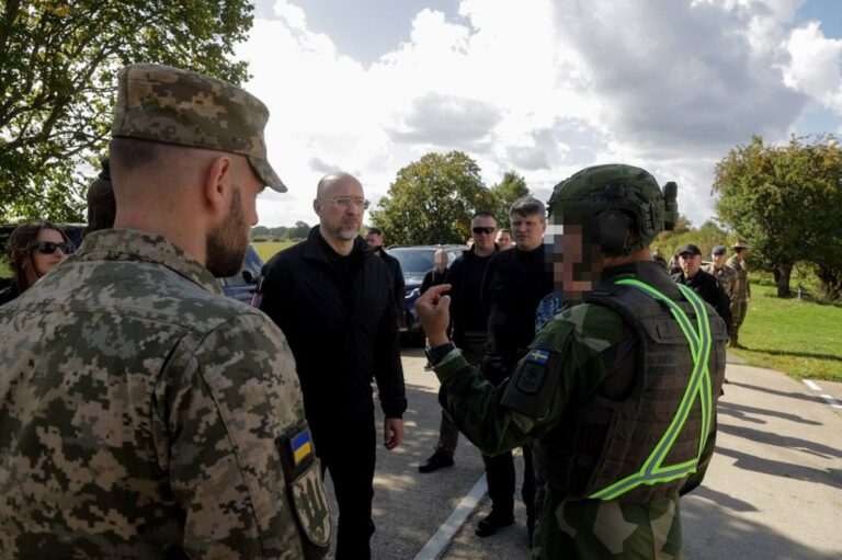 Шмигаль відвідав полігон у Британії, де навчають українських військових