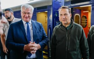 Сікорський прибув у Київ і дав відповідь Трампу