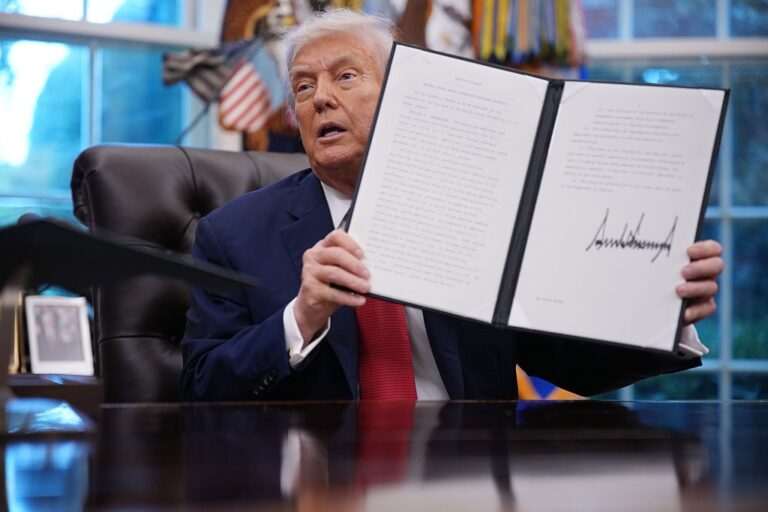 Трамп оголосив нові мита на імпорт ліків, вантажівок і меблів