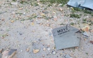 У Києві уламки російського дрона впали на територію дитсадка