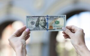 Українці стали знову скуповувати долари