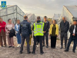Вербували й експлуатували узбеків: під Києвом виявили ферму з рабами