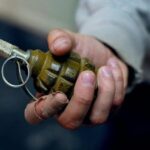 Вимагав повернути подарунок: під Києвом чоловік погрожував дівчині гранатою