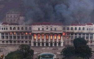 З’явилось відео пожежі в будівлі парламенту Непалу