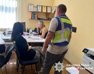 Залишила немовля на кілька днів: у Києві 17-річна матір отримала підозру