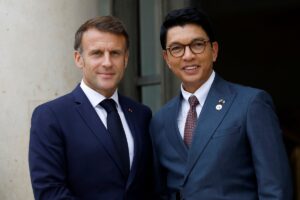 Франція евакуювала президента Мадагаскару через військовий переворот