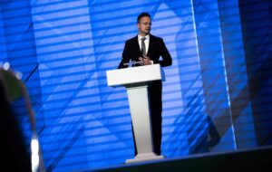 Голова МЗС Угорщини зробив заяву російською мовою