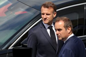 Макрон дав завдання премʼєру Франції, який подав у відставку