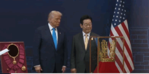 Трамп у Південній Кореї отримав копію золотої корони і найвищу нагороду