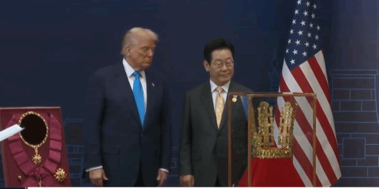 Трамп у Південній Кореї отримав копію золотої корони і найвищу нагороду