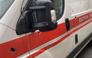 У Херсоні росіяни обстріляли бригаду “швидкої”, є поранений