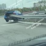 У Києві авто насадилось на відбійник