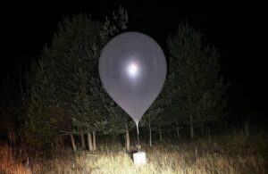 У Литві затримали шестеро людей через метеокулі з контрабандними цигарками