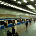 У метро Києва пасажир впав на колії