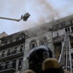 У центрі Києва з вечора палає багатоповерхівка