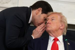 ЗМІ дізналися, хто переконав Трампа запровадити санкції проти РФ