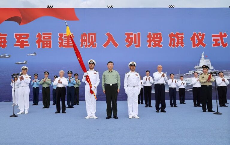 Армія Китаю отримала найпотужніший авіаносець