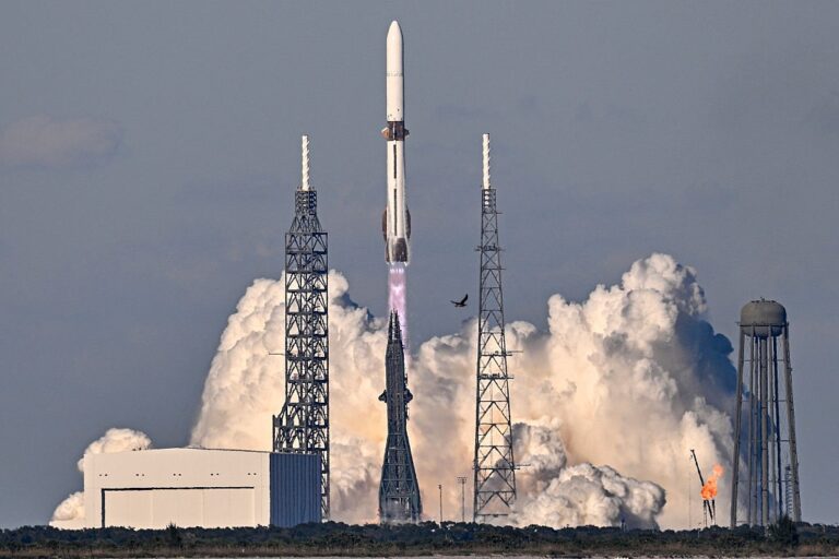 Blue Origin вперше зловила бустер ракети після запуску