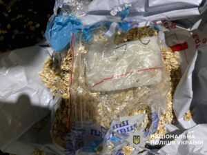 Киянин продавав психотропи, ховаючи їх у вівсянку