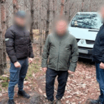 Київського поліцейського, який ховався в лісі з 13 млн, заарештували