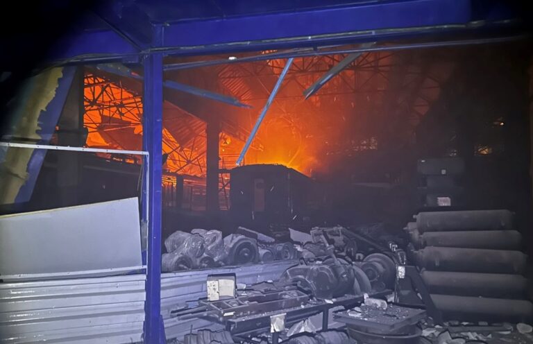 Удар по Дніпру: пошкоджене залізничне депо з приміськими електричками
