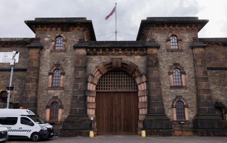 В Британії помилково звільнений в’язень сам повернувся до тюрми