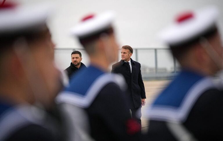 Зеленський прибув у Париж і зустрівся з Макроном