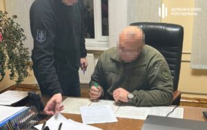 Керівника виправного закладу Хмельниччини підозрюють у вимаганні “відкатів”