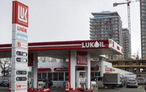 Румунія готує державний контроль над активами Лукойла