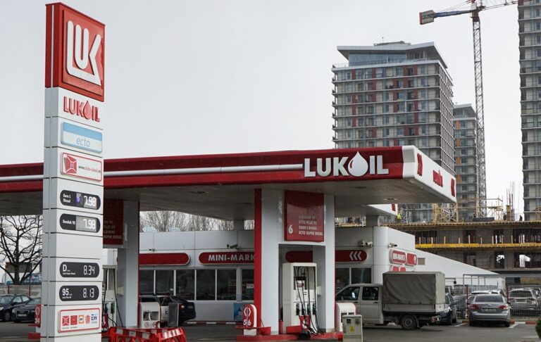 Румунія готує державний контроль над активами Лукойла