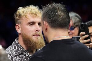 Усик підтвердив, що готовий провести бій з Полом в октагоні