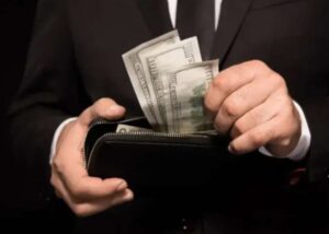 120 тисяч доларів готівкою та дружина з паспортом РФ статки директора оборонного ДП Монтажник-Україна Олександра Дмитрука