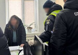 5 тисяч доларів за вплив на Вінниччині посадовиця ТЦК вимагала гроші у матері загиблого захисника