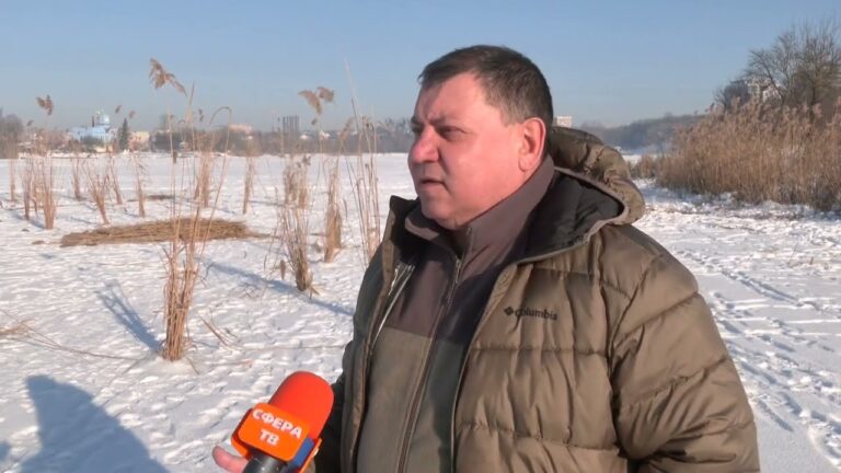 Рятуємо рибу від задухи: рибоохоронці облаштовують лунки на Басовому Куті в Рівному