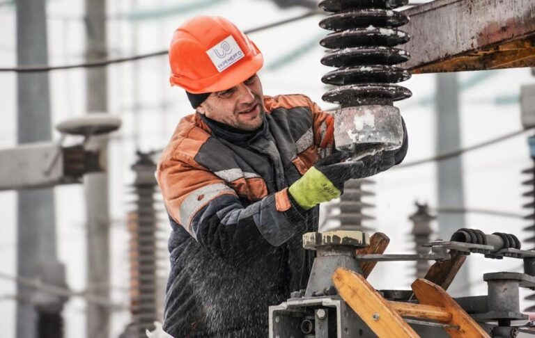 Більшість областей України аварійно знеструмлені