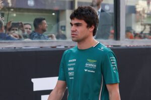 Болід Астон Мартін демонструє розчаровуючі результати на тестах