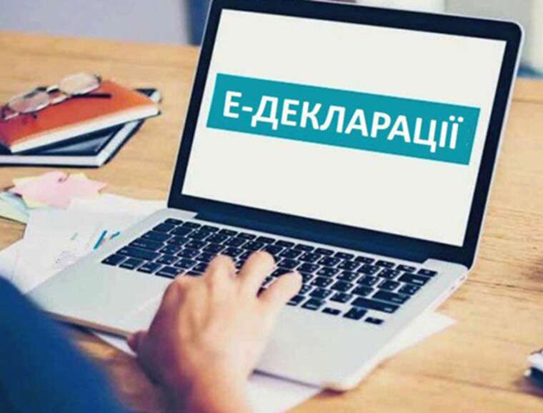 Будинок, ділянка та автопарк Toyota посадовиця Подільської РДА Ольга Науменко показала свої статки