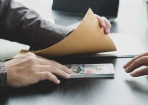 Депутатський прейскурант голова САП Клименко розповів, як зарплати в конвертах впали з 20 тисяч доларів до 5 тисяч