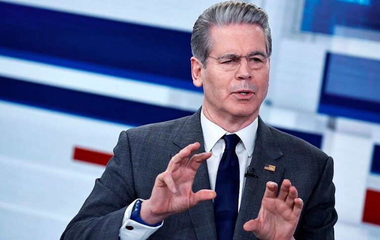 Голова Мінфіну США пояснив бажання Трампа здобути Гренландію