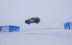 Китайське авто поставило рекорд з найдовшого стрибка на крижаному трампліні