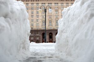 Киян закликали зачинити вікна через пожежу на складах