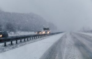 Крижаний дощ і вітер ускладнили ситуацію на дорогах Херсонщини