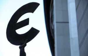 Курс євро подолав психологічний рубіж в Україні