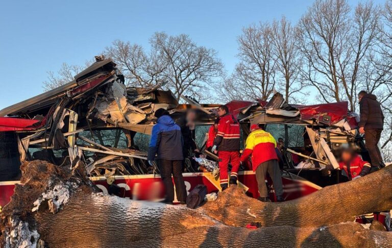 На Львівщині автобус налетів на відбійник, є поранені