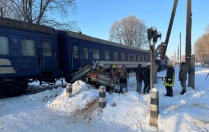 На Прикарпатті потяг зіткнувся з автомобілем