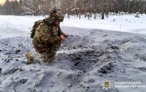 На Рівненщині дрони РФ скинули вибухівку біля залізниці