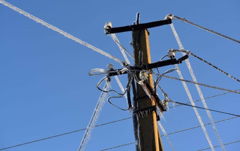 Обстріли і негода: в Україні масштабні відключення