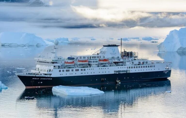 “Плавуча казарма”: Данія відправила в Гренландію радянський корабель