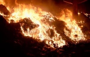 Росія двічі вдарила по Запоріжжю: горить будинок