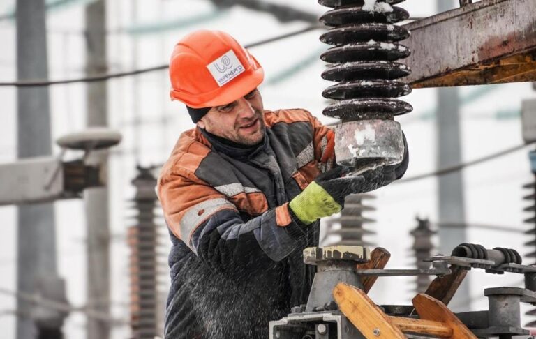 Шмигаль: В ремонтних бригадах 15 тис. енергетиків